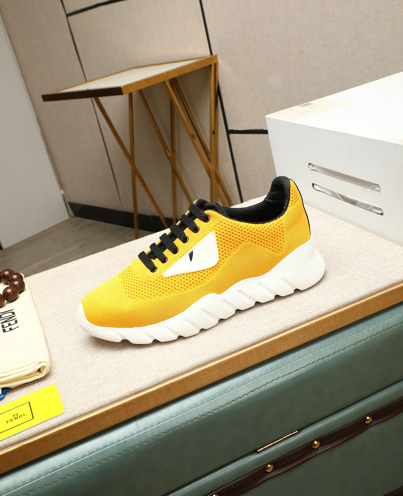 Men's Men's Shoes 💰680 Fendi Fendi's latest Tag series of men's casual mesh sports running shoes, originally purchased and developed, this Tag sports shoe is a one-leg sneaker, made of black high-tech mesh material with gray neoprene details. Oversized FENDI lettering on the side and translucent rubber details. Light and flexible rubber running shoe soles, beautifully packaged at the delivery counter, customized breathable lining, original molded foam rubber outsole, sole thickness: 3.5CM! Size: 39-44 (customized at 38.45.46)